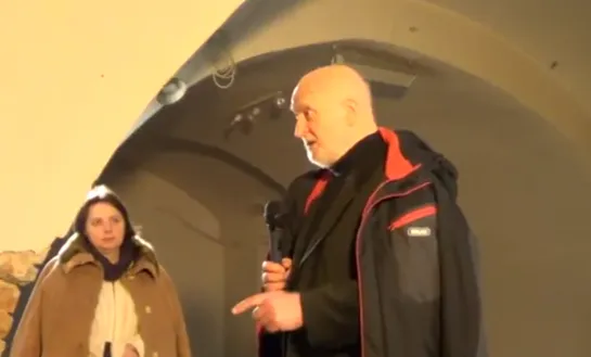 Reżyser Grzegorz Królikiewicz prezentujący bez ogródek ustalenia budowania legendy „Ognia”. Zdjęcie z reportażu „Piwnica Duchowa"