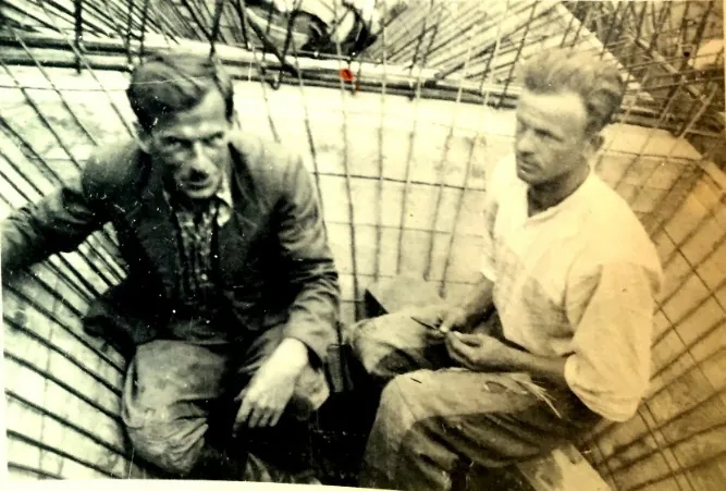 Dwaj mężczyźni siedzący we wnętrzu zbrojenia betonowej konstrukcji; po prawej Franciszek Kieta „Limba” w czasie zesłania