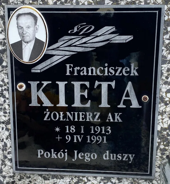 Tablica nagrobna Franciszka Kiety na cmentarzu w Nowym Targu z napisem „Żołnierz AK”, datami 18 I 1913 – 9 IV 1991 i portretem