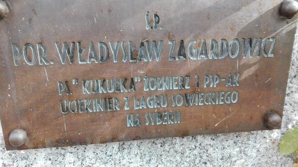 Brązowa tablica nagrobna z napisem: ś.p. por. Władysław Zagardowicz ps. Kukułka, żołnierz 1 PSP-AK, uciekinier z łagru sowieckiego na Syberii