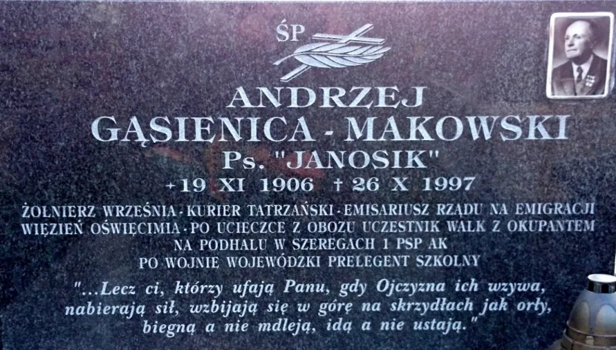 Tablica nagrobna Andrzeja Gąsienicy-Makowskiego ps. „Janosik” z wyliczeniem zasług wojennych, w tym służby w szeregach 1 PSP AK
