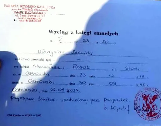 Wyciąg z księgi zmarłych parafii w Ostrowsku dotyczący Władysława Leśnickiego, wydany 24 sierpnia 2024 roku, z wpisem o przyczynie śmierci: zastrzelony przez przypadek